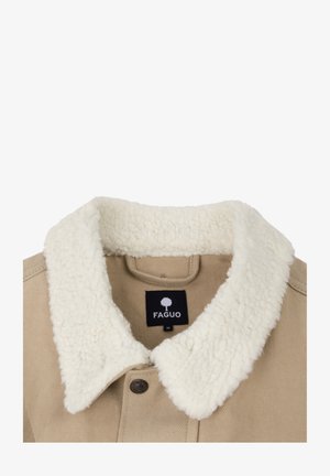 Beige Jacke mit fluffigem weißen Sherpa-Kragen, mit einer Knopfverschluss und einem schwarzen Markenetikett im Inneren. Strukturierte Stoffdetails sichtbar.