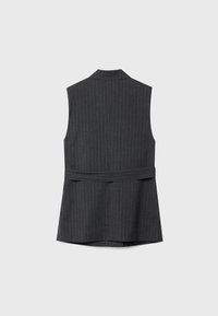 Gilet grigio scuro con righe verticali, senza maniche, colletto a risvolto e cintura in tessuto in vita. Texture liscia e design sartoriale.