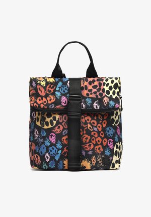 Mochila colorida hecha de tela, con una mezcla de estampados de animales en rojo, azul, amarillo y negro, con un asa en la parte superior y una correa ajustable.