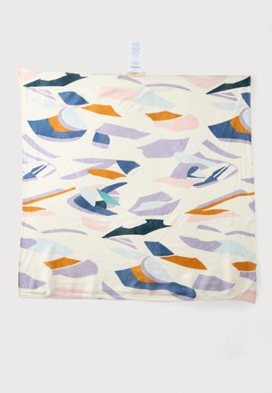 Paño cuadrado con formas abstractas en azul, morado, naranja y rosa sobre un fondo blanco, colgado con una pinza de etiqueta en el centro superior.