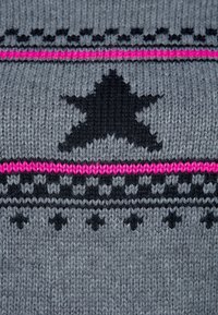 Šedá pletená látka má vzor černé hvězdy, doplněný růžovými pruhy a černými tečkami. Textura je měkká a tkaná.