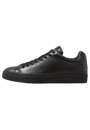 Trainers - black