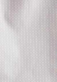 Tessuto con una base grigio chiaro e un motivo ripetuto di piccoli cerchi vuoti. Texture liscia con una leggera lucentezza.