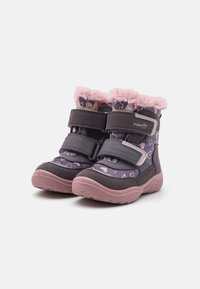 Ciemnofioletowe buty z różowymi wzorami serc, futrzanym różowym wykończeniem i podwójnymi rzepami. Teksturowane podeszwy dla lepszej przyczepności. Wytrzymały materiał.