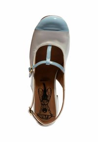 Bílé kožené boty ve stylu Mary Jane s světle modrou špičkou a odpovídající kotníkovou páskou. Obsahují potištěnou stélku s designem.