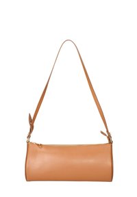 Borsa a spalla di colore cuoio chiaro con forma cilindrica, tracolla regolabile sottile e chiusura con cerniera superiore. Texture liscia con dettagli hardware minimi.