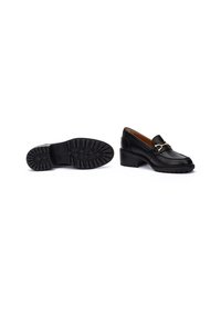 Mocassins en cuir noir avec un talon bas, présentant un détail en chaîne en ton or décoratif et une semelle en caoutchouc texturé pour une meilleure adhérence.