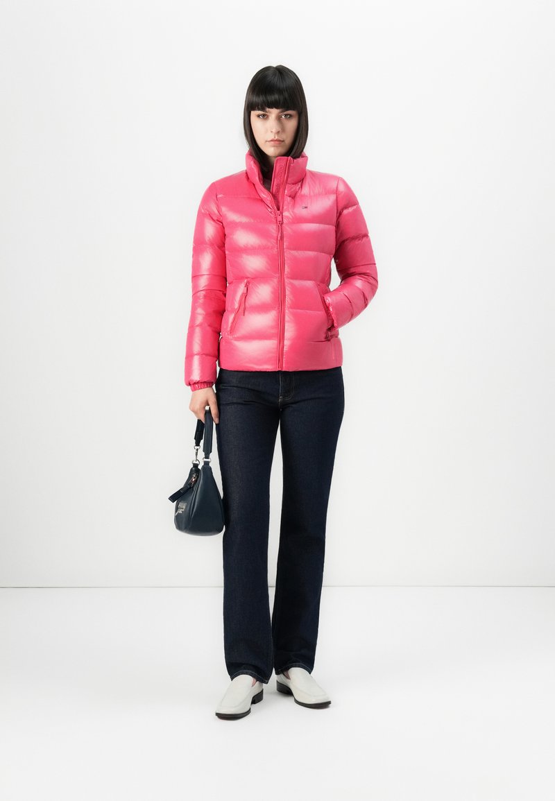 Tommy Jeans SLIM ZIP JACKET - Bunda z prachového peří - vintage cerise