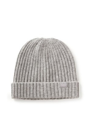 Bonnet en tricot côtelé gris avec un revers et une petite étiquette logo. Fabriqué en matériau doux, présentant un design texturé et une élasticité modérée.