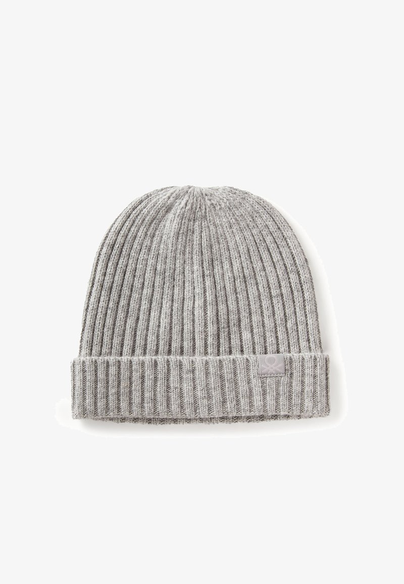 Šedá pletená čepice s jemným vroubkováním, s přeloženým lemem a malou nášivkou s logem. Vyrobena z měkkého materiálu, se strukturovaným designem a mírnou elasticitou.
