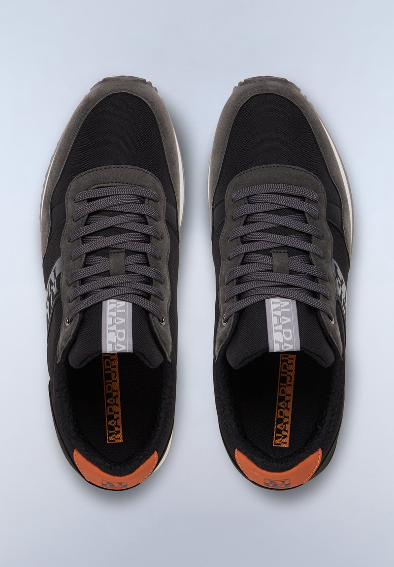 Sneakers neri e grigi con tomaia in suede testurizzato e tessuto, lacci grigi piatti, accentuazione arancione sul tallone e logo sulla linguetta.