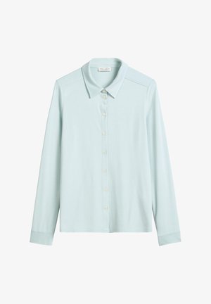 Jasnoniebieska koszula z długim rękawem, z kołnierzykiem, zapinana na guziki i o miękkiej fakturze. Posiada prosty krój i mankiety z zapięciem.