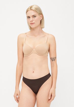 Beige naadloze bh met verstelbare schouderbandjes en vormgegeven cups, gecombineerd met donkerbruin ondergoed met een patroon en een laag uitgesneden ontwerp.