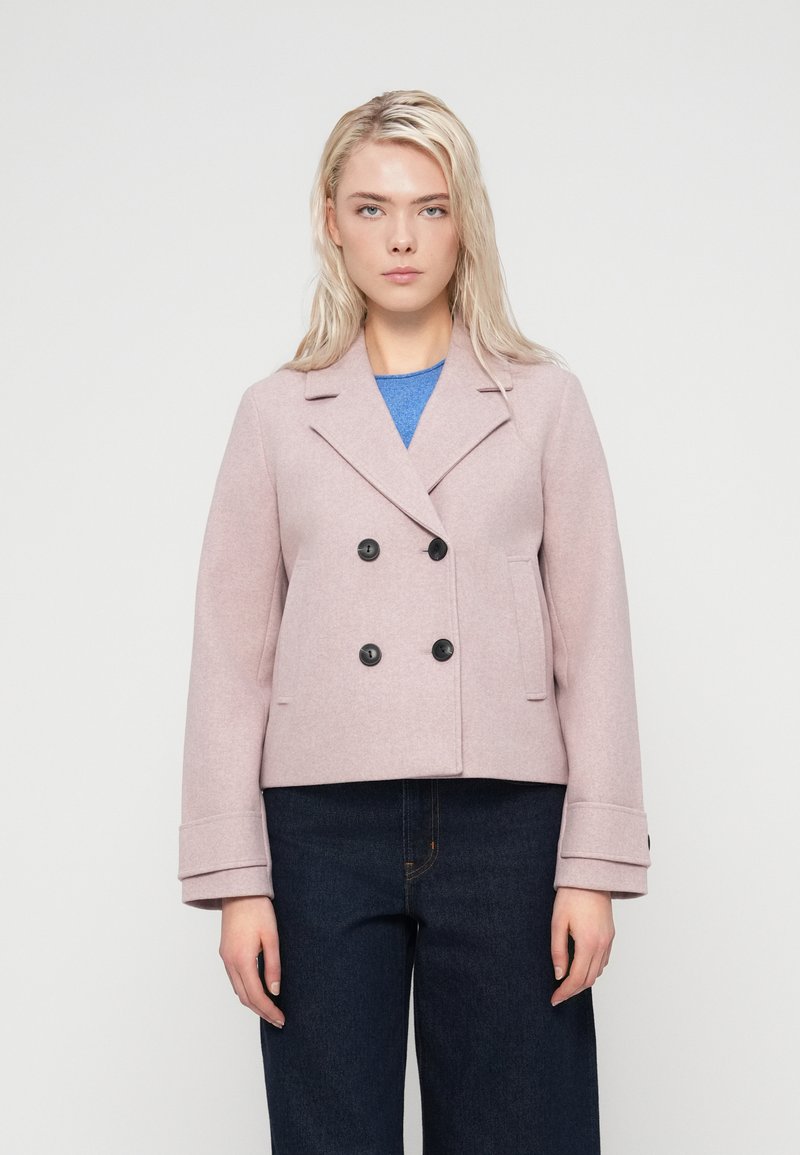 Δίπλο πέτο, ανοιχτό ροζ παλτό από μαλακό υλικό, με μαύρα κουμπιά, γιακά με εγκοπή και πλαϊνές τσέπες. Καθημερινό, κομμένο σχεδιασμό.