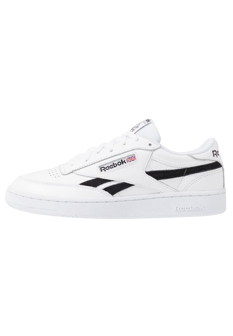 Weiße Leder-Sneaker mit schwarzen Akzenten, ausgestattet mit einem Low-Top-Design, perforiertem Zehenbereich und strukturiertem Gummisohle. Reebok-Logo an der Seite.