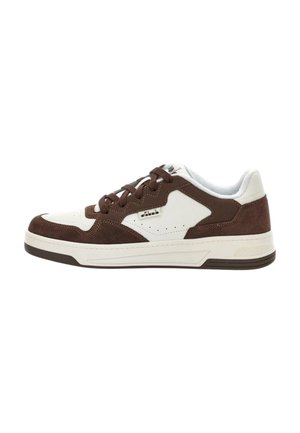 Scarpe sportive marroni e bianche con tomaia in suede e pelle, dotate di una suola imbottita e dettagli perforati sui lati.