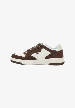 Scarpe sportive marroni e bianche con tomaia in suede e pelle, dotate di una suola imbottita e dettagli perforati sui lati.
