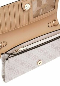 Portafoglio grigio con motivo in rilievo, accessori dorati e interno in pelle beige. Dotato di scomparti per carte e una tasca con chiusura a zip.