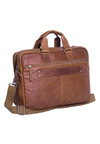Valigetta in pelle marrone con doppi manici e tracolla rimovibile. Presenta una tasca frontale con zip e una patch in pelle con marchio. Superficie texturizzata.