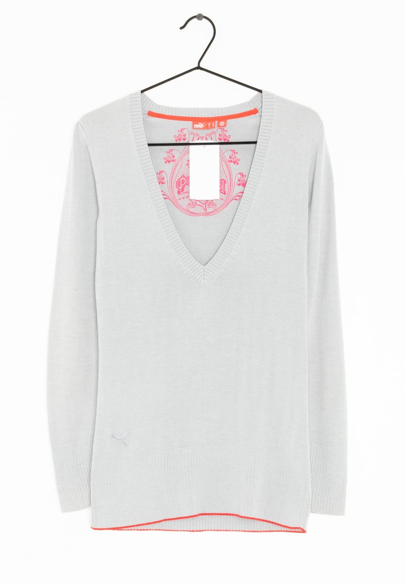 Pull gris clair à manches longues et col en V avec poignets et ourlet côtelés, motif de logo intérieur rose, suspendu à un cintre noir sur fond blanc.