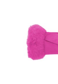 Guanto invernale di un brillante colore rosa con una morbida finitura in pelliccia soffice attorno al polso, isolato su sfondo bianco.
