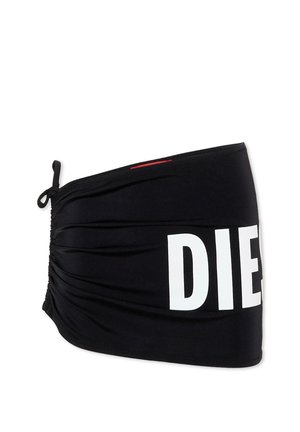 Czarna materiałowa opaska na głowę z regulowanym wiązaniem po jednej stronie oraz dużymi białymi literami "DIE" częściowo widocznymi z przodu.