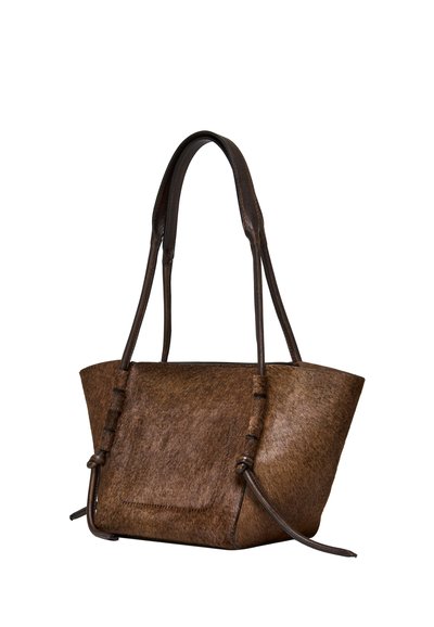 Sac tote en cuir marron avec une finition douce texturée, une forme structurée, des poignées doubles et des accents décoratifs sur les côtés.