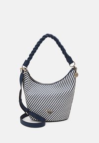 Sac à épaule bleu marine et blanc à motif chevrons avec une poignée tressée, fermeture éclair et accent logo à l'avant. Comprend une bandoulière détachable.