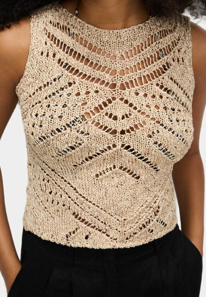 Strikket crop top i beige med hulmønster og geometriske mønstre, med en bred halsudskæring og ærmeløs design.