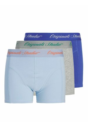 Trois paires de boxers pour hommes en bleu, gris et bleu clair avec des ceintures élastiques colorées portant la marque "Originals Studio".