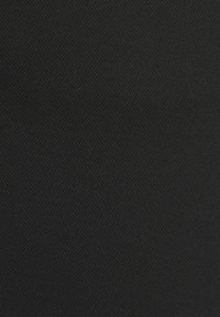 Zwart stof met een gladde textuur en een consistente weefpatroon, geschikt voor verschillende toepassingen, waaronder kleding of meubels.