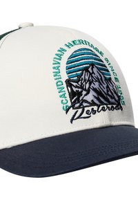 Baseballcap med hvid front og mørkeblåt skygge. Har broderet bjergdesign, en blå og grøn stribet cirkel og teksten "Skandinavisk Arv."