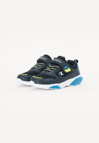 Scarpe atletiche navy con parte superiore in mesh e sintetico, dettagli giallo brillante e blu, suola imbottita e chiusura con lacci regolabili.