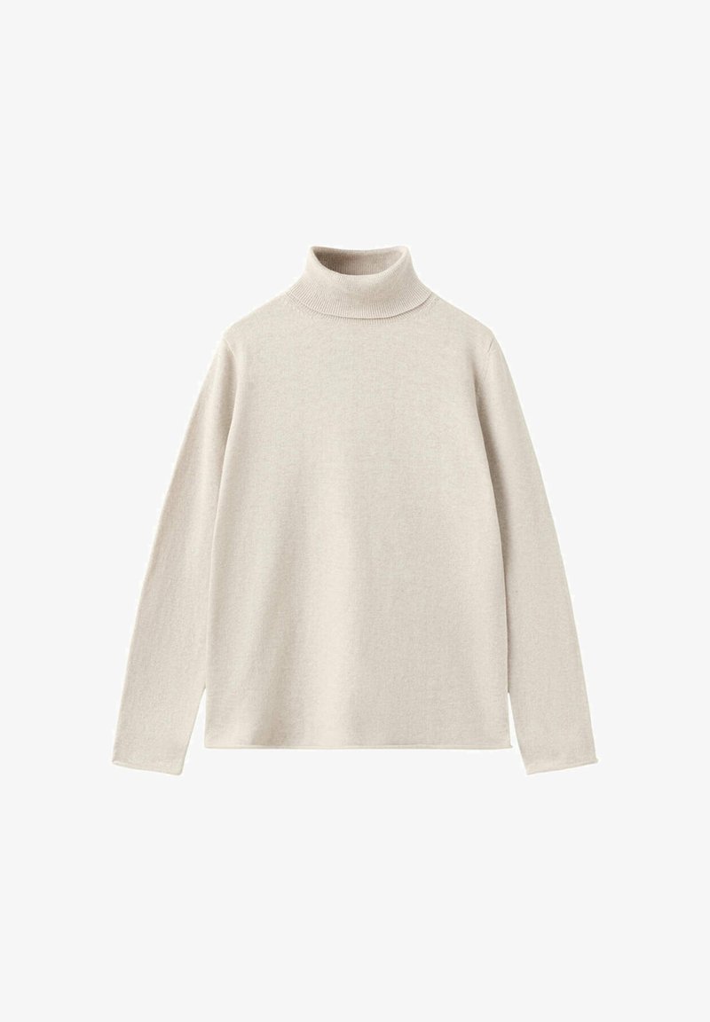 Pull à col roulé beige clair à manches longues en tissu tricoté doux avec un col ajusté et une coupe décontractée.