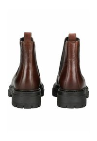 Botas de piel marrón hasta el tobillo con acabado texturizado, suelas de goma negra, paneles laterales elásticos y tiradores en la parte trasera para facilitar su uso.