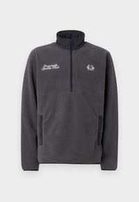 Sivi flis pulover z visokim ovratnikom, z delnim zadrgo spredaj, dvema stranskima žepoma ter izvezenim napisom "Original Sports Club" in logotipom.