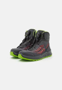 Scarpe da trekking nere con accenti rossi e suole verde lime. Presentano un design alto, tessuto testurizzato e sistema di chiusura Boa® per una vestibilità regolabile.