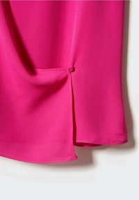 Tissu rose vif à texture lisse, avec un détail de couture et un bouton décoratif sur le côté inférieur gauche. L'ourlet est arrondi.