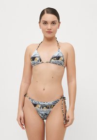 Bikini komplet z trikotnim zgornjim delom in zavezanimi hlačkami, okrašen z večbarvnim abstraktnim vzorcem; izdelan iz lahkega materiala z sijočimi poudarki.