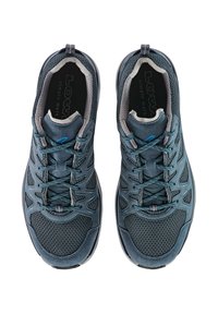 Scarpe atletiche blu con tomaia in rete, punta rinforzata e dettagli grigi. Presentano un design con lacci e un interno imbottito per il massimo comfort.