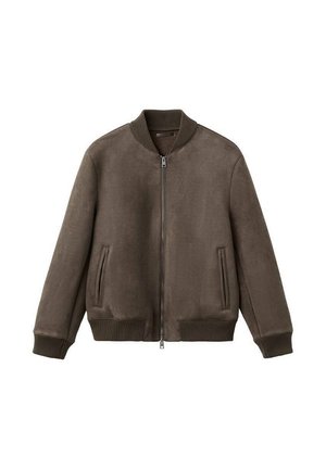 Chaqueta bomber de ante marrón con puños y bajo acanalados, cierre de cremallera y dos bolsillos laterales. Textura suave y silueta clásica.