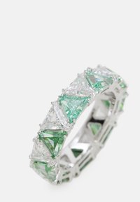 Bague en argent avec des pierres précieuses triangulaires vertes et transparentes alternées, finition polie et design ajouré.