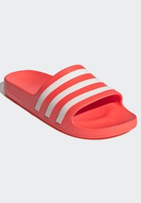 Rode schuimsandalen met drie witte strepen, gemaakt van glad plastic materiaal, met een contoured voetbed en een afgeronde neusdesign.