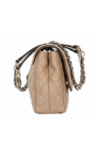 Beige gesteppte Handtasche mit weicher Lederstruktur, ausgestattet mit einem Kettenschulterriemen und zwei Fächern, verziert mit metallischen Akzenten.