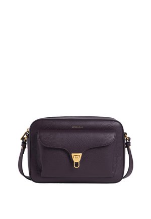 Borsa a tracolla in pelle viola scuro con superficie texturizzata, accessori in oro e tasca frontale con pattina. Incluso cinturino regolabile.