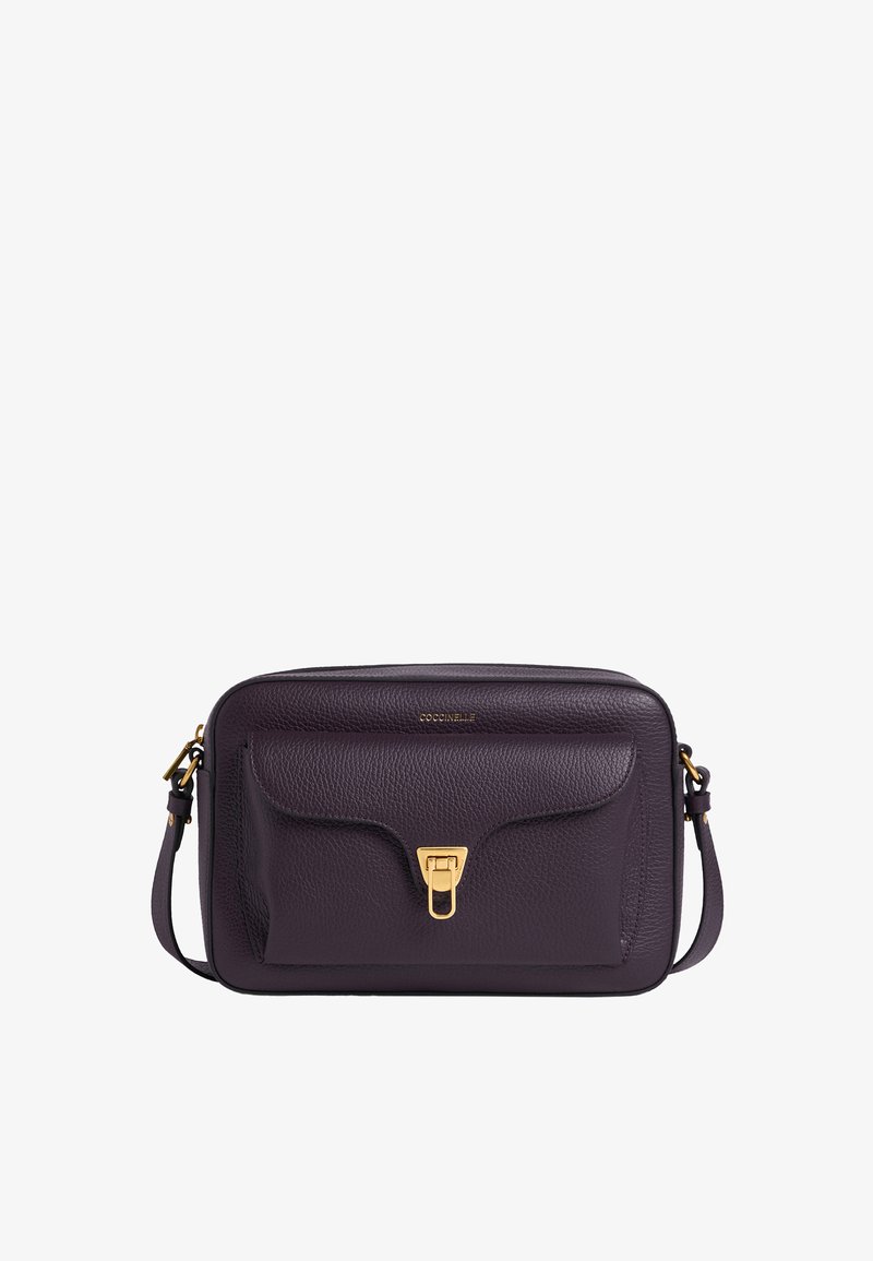 Borsa a tracolla in pelle viola scuro con superficie texturizzata, accessori in oro e tasca frontale con pattina. Incluso cinturino regolabile.