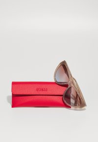 Guess Napszemüvegek - shiny beige/gradient brown