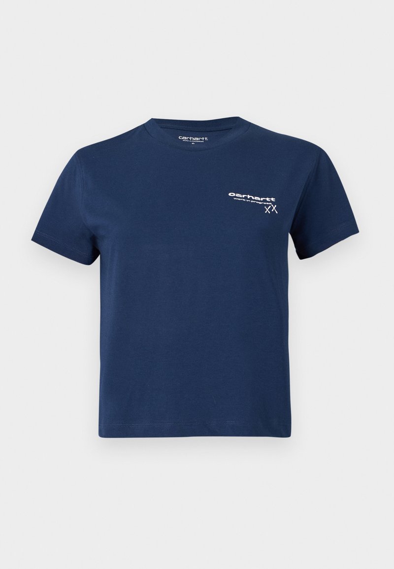 Navyblaue Baumwoll-T-Shirt mit kurzen Ärmeln, Rundhalsausschnitt und einem weißen Logo, das auf der linken Vorderseite aufgedruckt ist. Einfaches Design, glatte Textur.