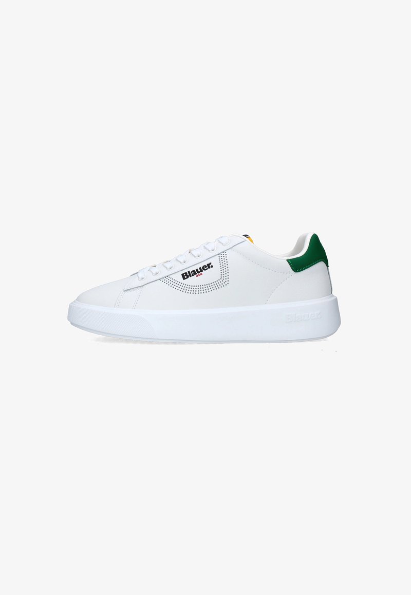 Sneaker bianco con finitura in pelle liscia, accentuato da un tallone verde, dettagli perforati e una robusta suola in gomma bianca. Presenta il testo del logo di lato.