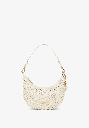 Bílá kabelka s květinovou aplikací, zakřiveným tvarem, měkkou texturou, zlatým kováním a jedním popruhem přes rameno pro nošení.